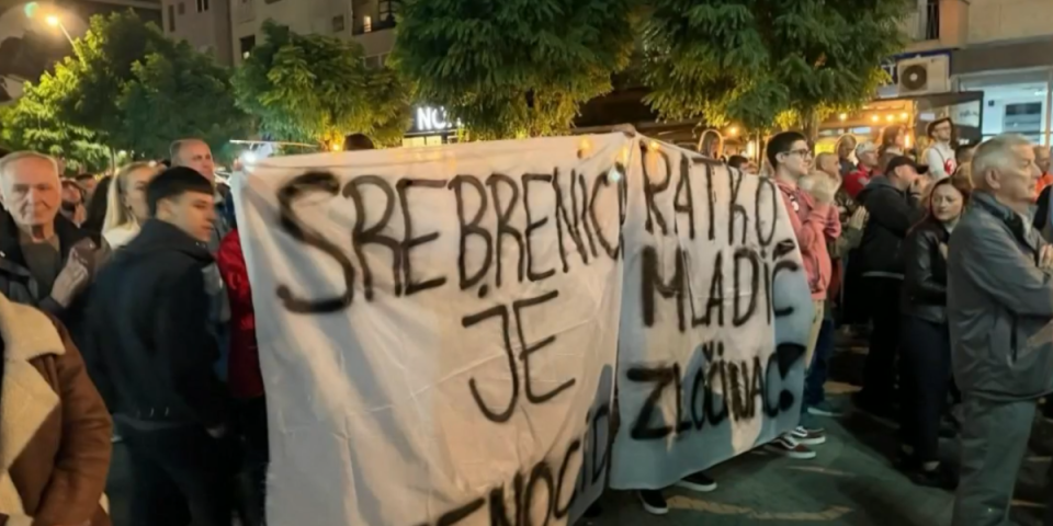 Sedi, 1! Ogoljena srbofobija i funkcionalna nepismenost blokadera u jednoj fotki
