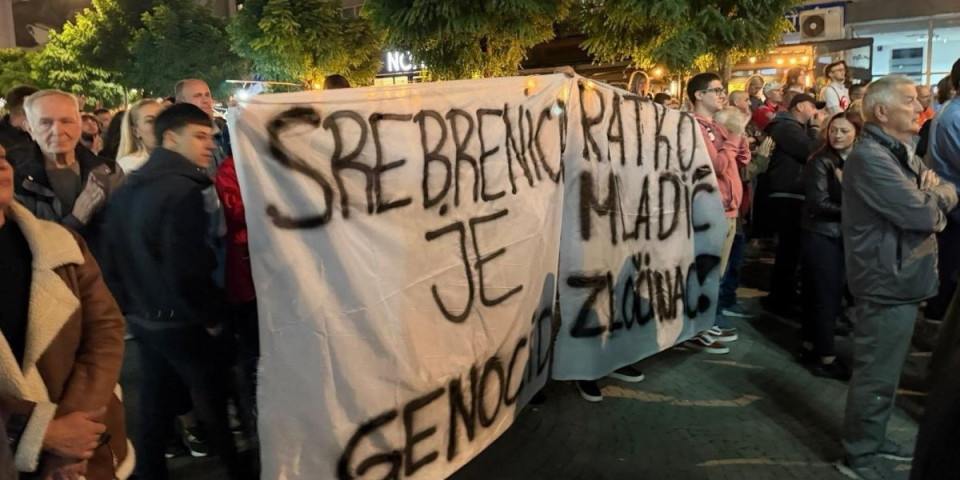 Ovo je politika blokadera?! Šaka jada se okupila u Novom Pazaru, pa poručila - Srebrenica je genocid, Mladić je zločinac (FOTO/VIDEO)