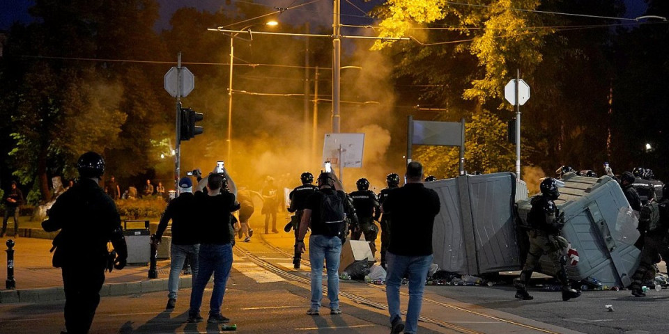 Ako napadate policiju, stavite kapuljače! Šta rekoste - CRTA nezavisna?! GOSI zakucula glogov kolac u mit blokadera