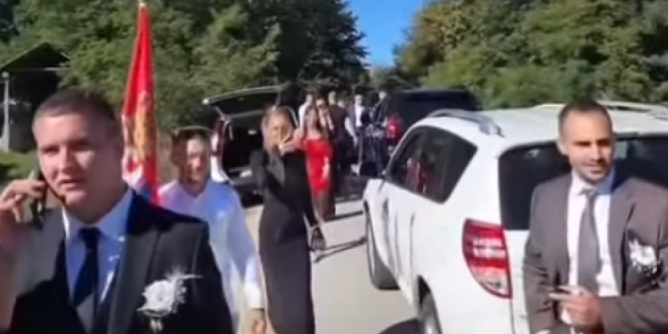 Aktivirana sirena za uzbunu! Kolona blokirana, totalni haos usred venčanja - Ljudi gledaju i ne veruju (VIDEO)