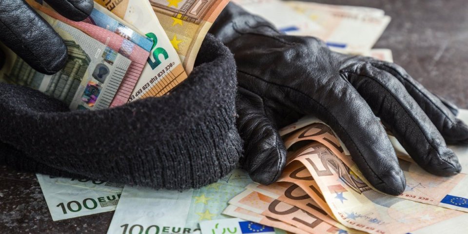 Upao u menjačnicu sa pištoljem i crnom kapuljačom na glavi: Drama na Zlatiboru, razbojnik napravio haos i "digao brdo" novca