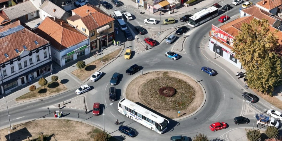 Provociraju bes naroda! Blokaderi zagorčali život Čačanima, dokle više?! Pojavio se i Velja Ilić (FOTO, VIDEO)