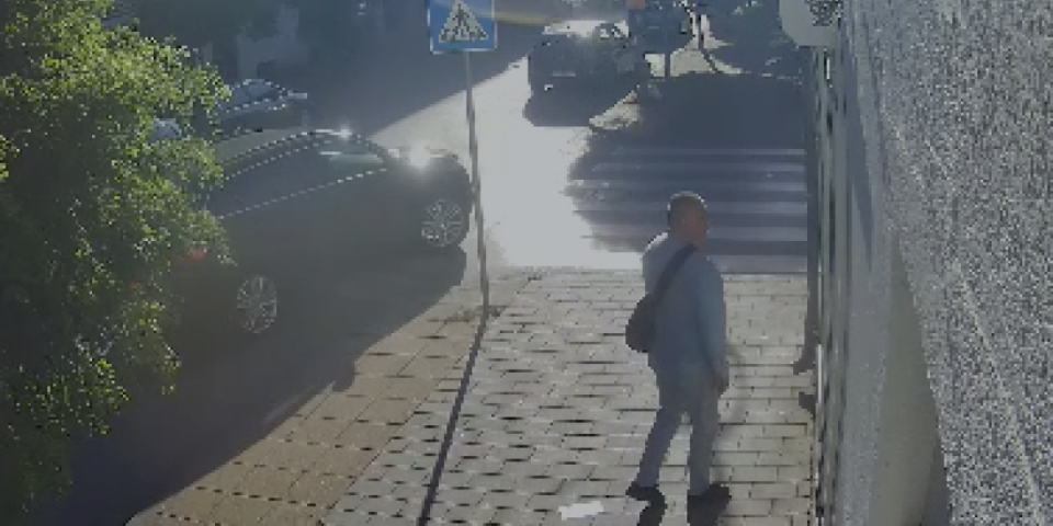 Neviđeni skandal u Požegi! Otac bivšeg poslanika pljuvao Vučićevu sliku: Pogledajte kakvu poruku šalju blokaderi (VIDEO)