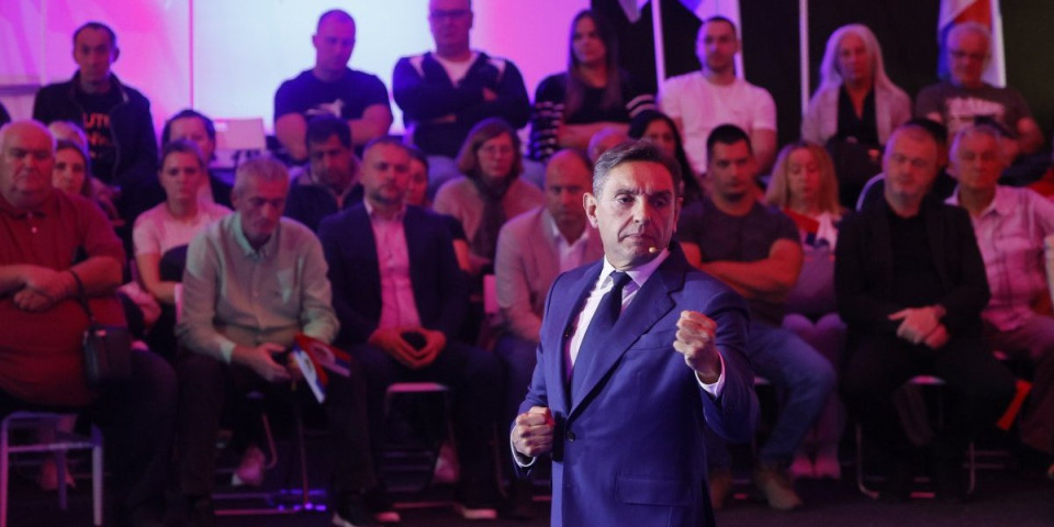 "5. oktobra zapalili su Srbiju!" Vulin održao govor na tribni Pokreta socijalista: "Pre 26 godina počela je vladavina najgorih" (VIDEO)