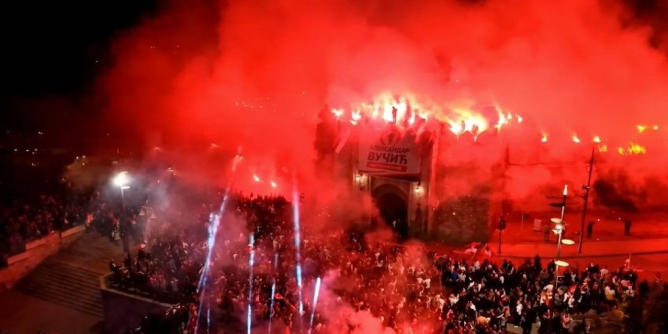 Veličanstvena slika iz Niša: Velika šetnja podrške listi "Aleksandar Vučić - Ujedinjena Srbija" i spektakularni vatromet (FOTO/VIDEO)