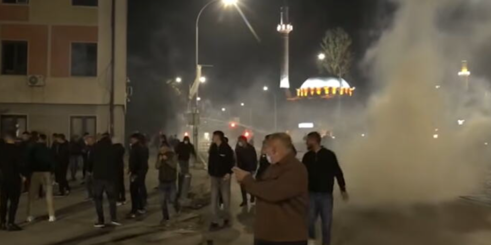 Haos u Prištini se ne smirije! Pristalice tzv. OVK blokirale Skupštinu: Kurti pobegao na zadnji izlaz, policija bacila suzavac (VIDEO)