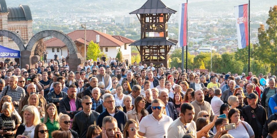 Više od 3.000 ljudi na Brdu Ljubić! Ujedinjena Srbija poslala poruku mira, tradicije i zajedništva: Želimo napredak Čačka i Srbije