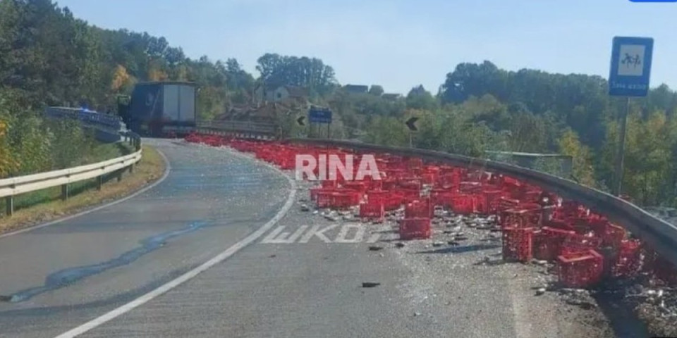Karambol kod Gornjeg Milanovca! Prevrnuo se šleper, više od 500 gajbi na putu (FOTO)