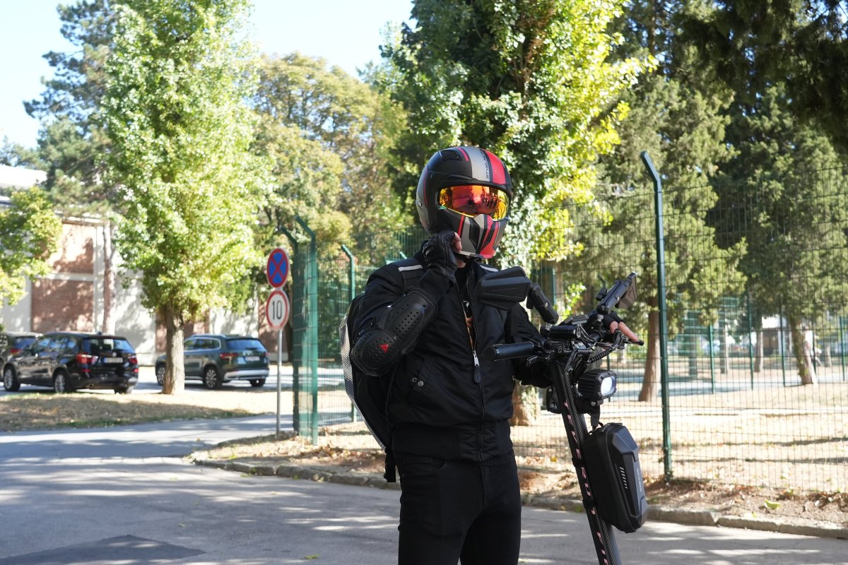 Papreno zarađuje, a dolazi trotinetom na posao: Pogledajte samo ovog cara (FOTO)