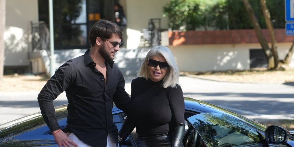 Cice kao lubenice! Dara odvela dečka na letovanja, pa ga snimila golišavog - Sve pršti od erotike