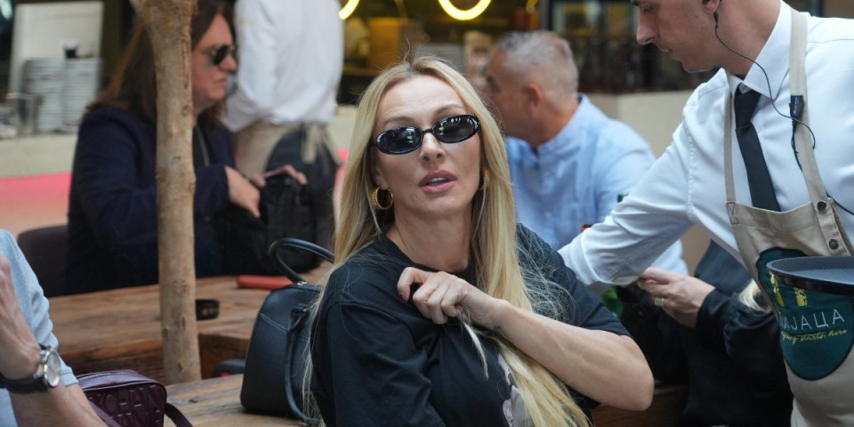 Anabela Atijas prvi put u javnosti nakon operacije: Ceo restoran gledao u nju kad je ušla, ne skida naočare ni u zatvorenom
