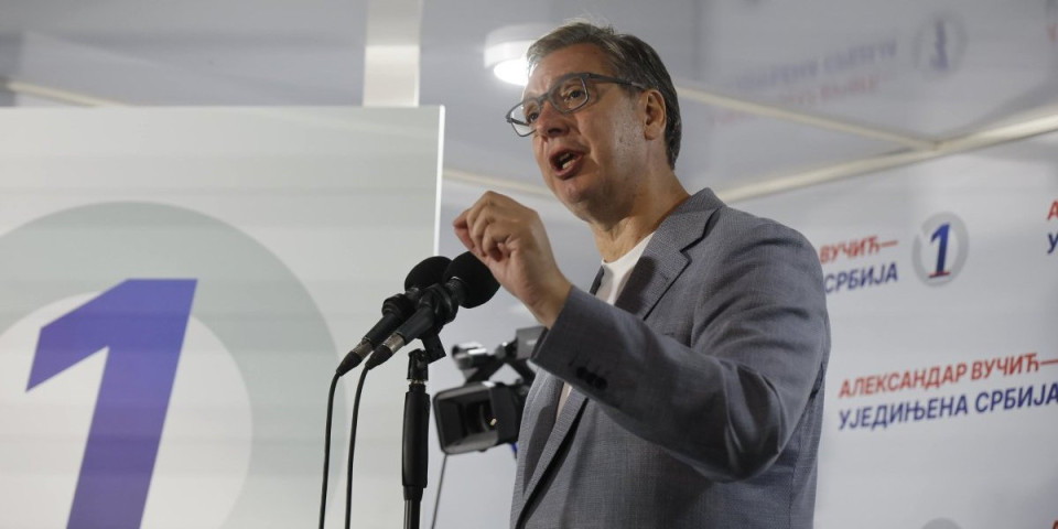 Vučić u Leskovcu! Gradskim trgom odzvanja Aco, Srbine