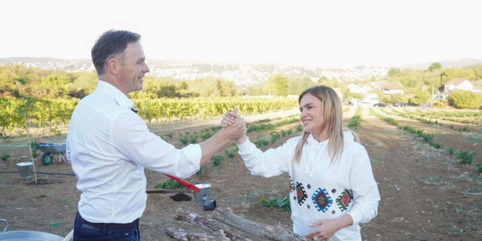 Mali posetio vinograd Stamenkovski u Kaluđerici: Malo smo radili, razgovarali sa građanima, a na kraju zapevali (VIDEO)