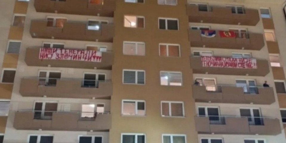 "Nismo genocidni, izdali ste nas!" Republika Srpska ustala protiv blokaderskih parola: Studenti okačili transparente - Naši generali nisu zločinci (FOTO)