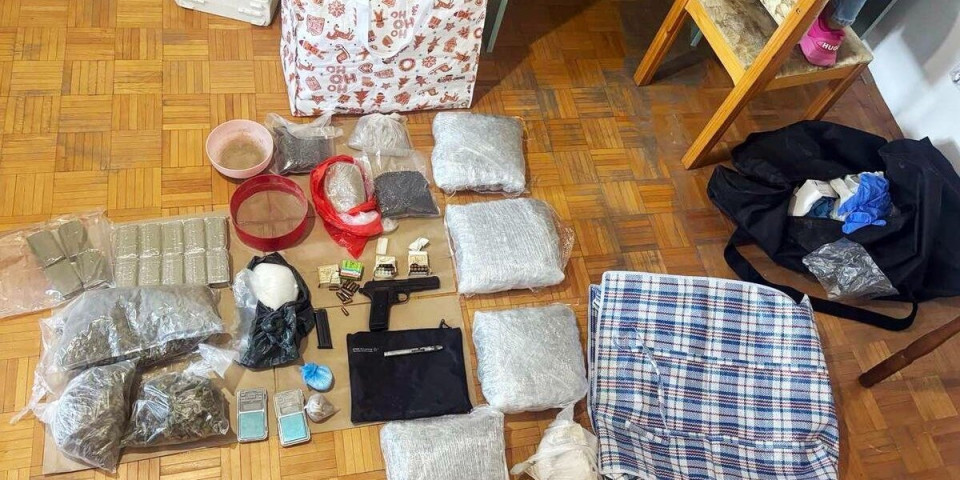 Pištolj-olovka i drugo oružje: Pogledajte šta je sve pronađeno u "štek" stanu mladića iz Beograda, krio i ozbiljnu količinu droge (FOTO)