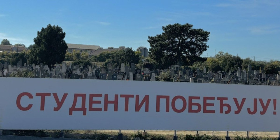 Bizarno i bolesno: Blokaderi postavili transparent "Studenti pobeđuju" na groblje (FOTO)