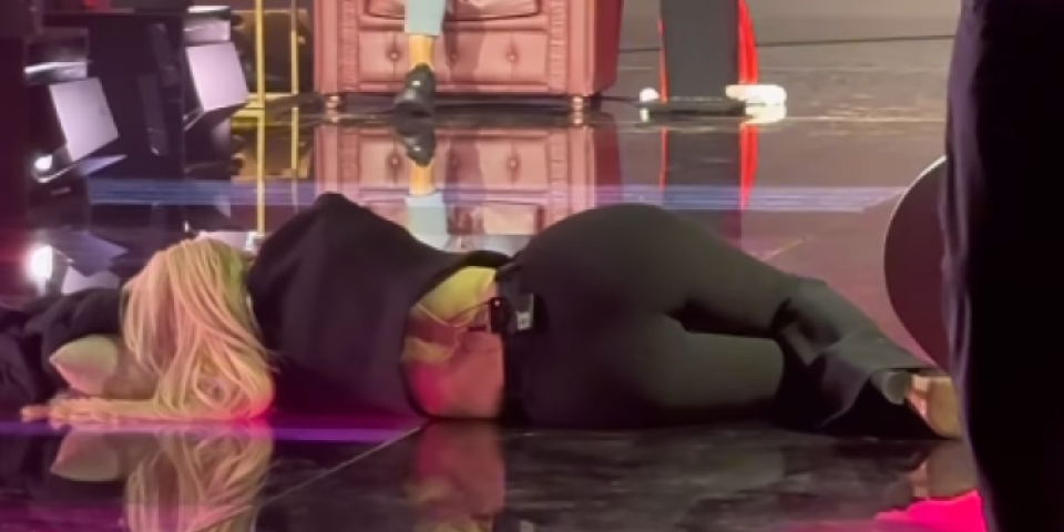 Karleuša na podu, a Bosanac iznad... Pogledajte šta su iz publike snimili - Ovo niste videli na TV