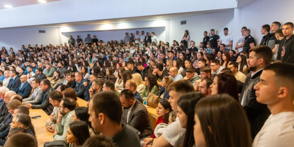 Srpska na nogama: Zbog sramnih transparenata i napada blokadera zakazana hitna sednica! (FOTO)