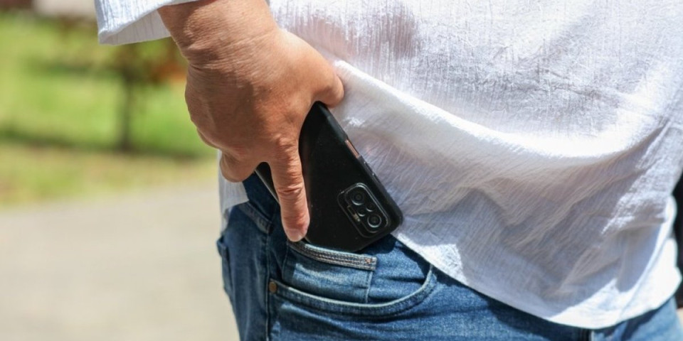 Telefon vam vibrira, a nema ničega? Mnogi ovo doživljavaju, a razlog će vas iznenaditi