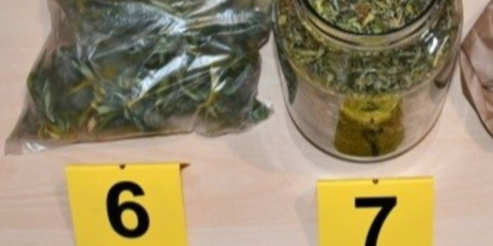 Policija upala u kuću na Braču, pa se šokirala: Pronašli drogu i arsenal oružja (FOTO)
