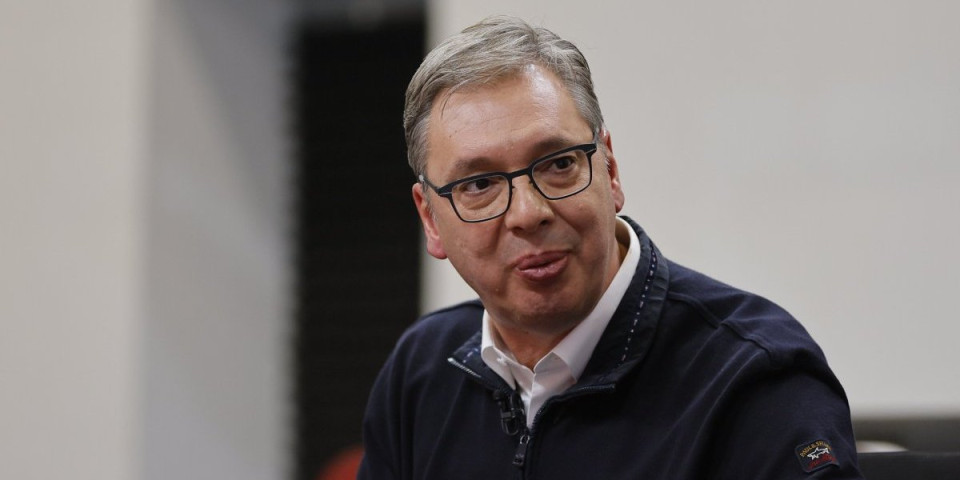 "Pečenje vrh, a mnogo jeftinije nego u Beogradu!" Vučić pre velikog skupa svratio u pečenjaru "Šumadinac" (VIDEO)