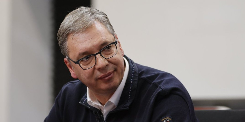 ''Stavi ruzmarin ispod jastuka, nek nam večno miriše'' – Vučić ovu pesmu posvetio Srđanu Milivojeviću i tzv. ''Studentskoj listi'' (VIDEO)