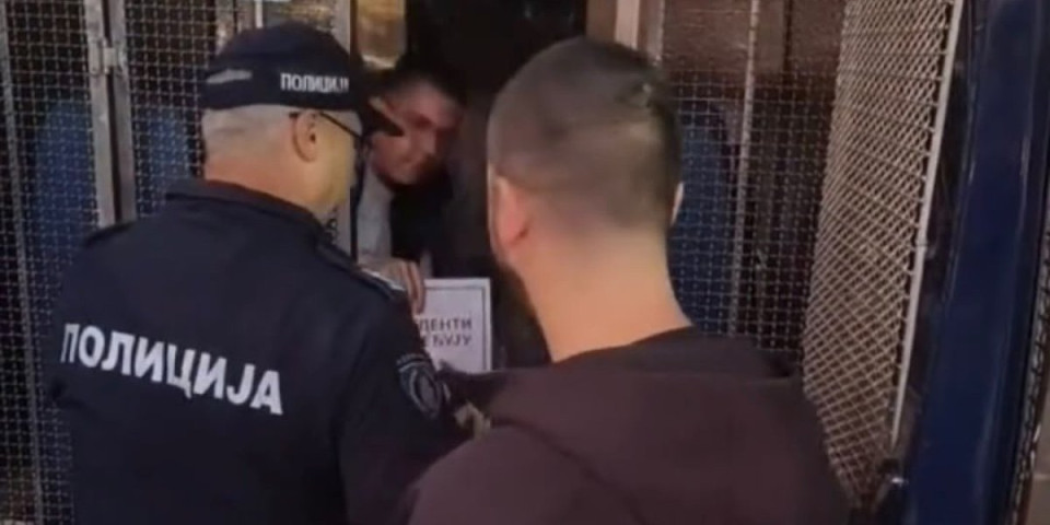 Manji od makovog zrna! Pogledajte snimak privođenja blokadera Mateje Nikolića - napao mladu mamu, aktivistkinju SNS (VIDEO)