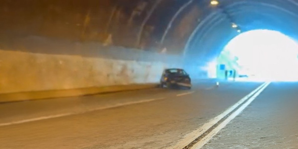 Proleteo kroz tunel, pa izgubio kontrolu: Auto smrskan na izlazu iz "Palisada"! (FOTO/VIDEO)