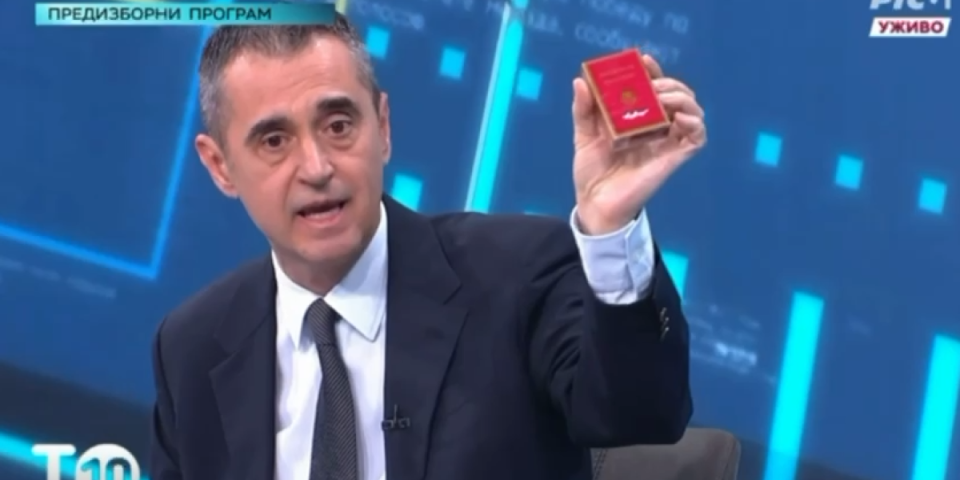 Neviđena bruka! Nikezić usred debate na RTS-u mahao cigaretama, voditeljka odmah skočila: "To ne dopuštamo" (VIDEO)
