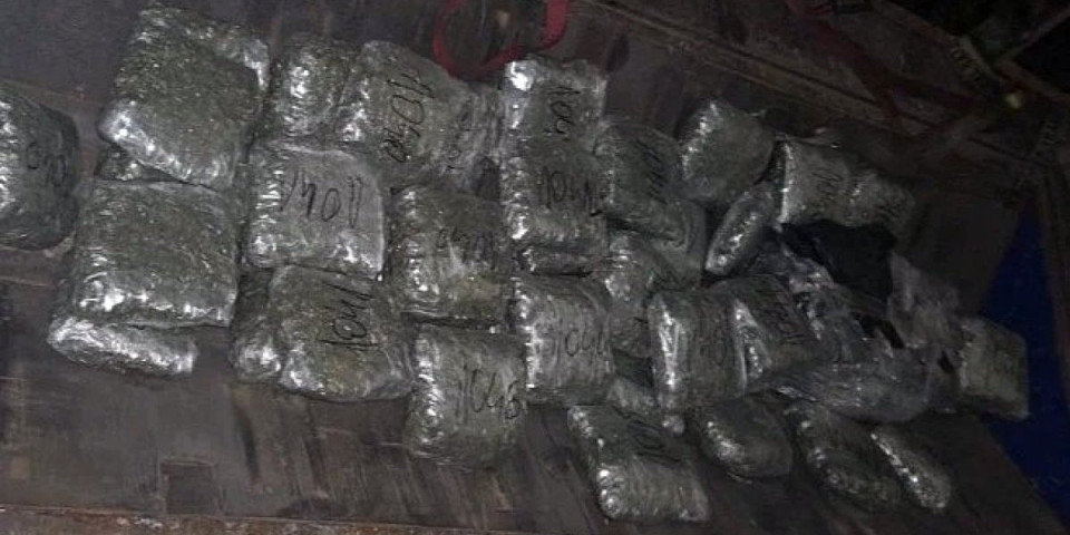 Pao na granici sa Crnom Gorom! U kamionu otkriveno 65 kilograma marihuane (FOTO)