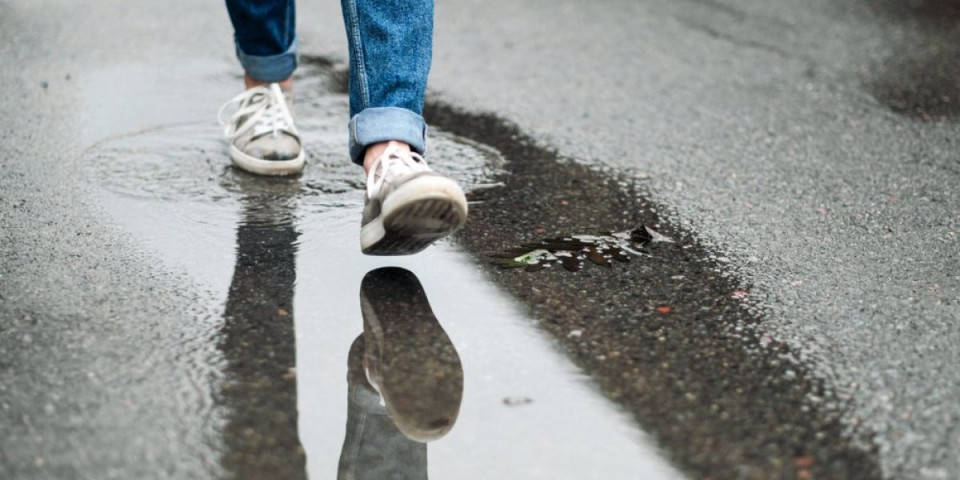 Patike su vam pokisle na kiši i neprijatno mirišu? Osušite ih uz ovaj trik bez oštećenja