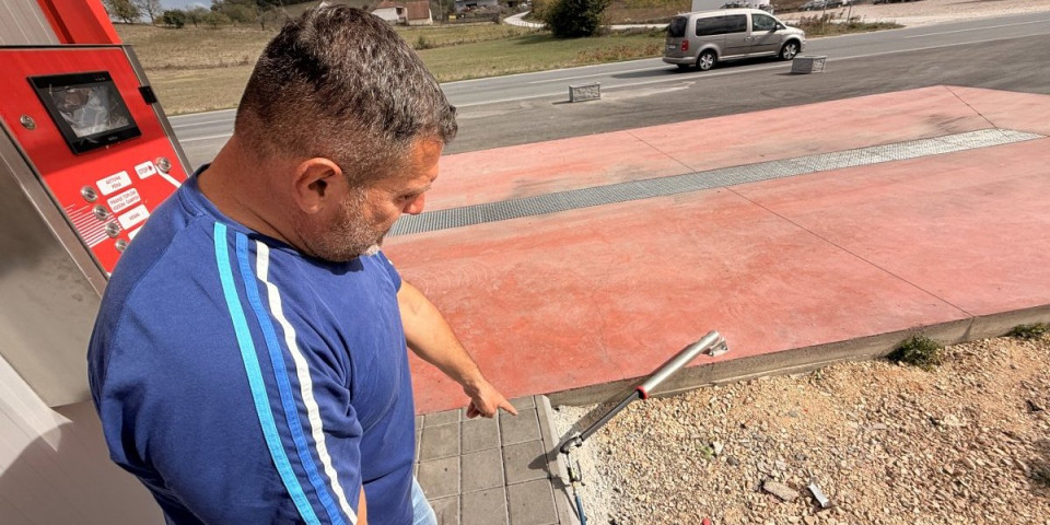 Ovako izgleda demolirana autoperionica kod Čačka: Napadači krvnički razlupali ceo objekat (FOTO/VIDEO)