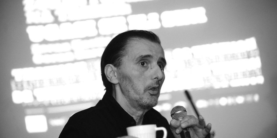 Majka u kolicima kuka za sinom! Sahranjen legendarni Goran Bare - Preko 500 ljudi došlo da ga isprati