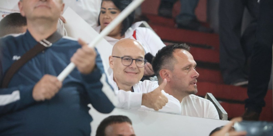"Narod se pita, Srbija ide napred!" Vučević poslao moćnu poruku nakon veličanstvenog skupa u Kragujevcu (FOTO)