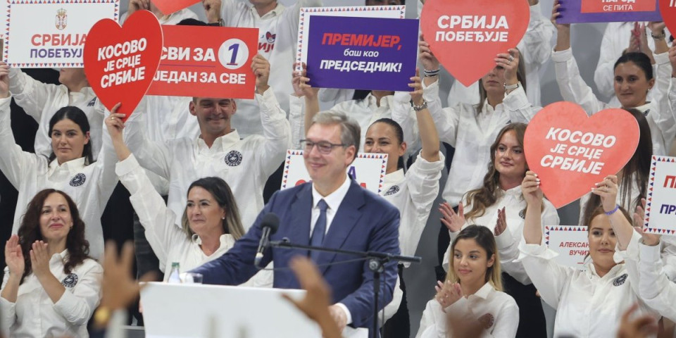 " Ponovili smo slikanje posle 17 godina!" Vučić u Modriči: Samo sam ja ostario, vi se uopšte niste promenili (VIDEO)
