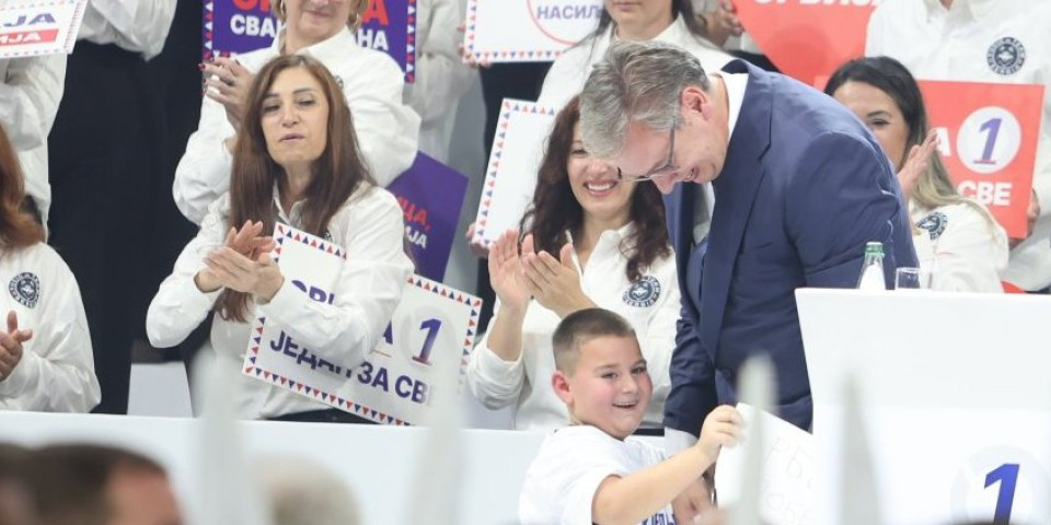 Mališan prekinuo Vučićev govor u Kragujevcu: "Dobrodošao lepotane, slobodno dođi" - Evo šta mu je dečak poklonio! (FOTO)