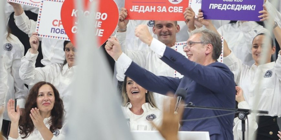 "Zovi anđele, Aco Srbine, da nas nikad ne rastave!": Legendarni Merimin hit rasplakao halu  - Vučić se oglasio dirljivom porukom (VIDEO)