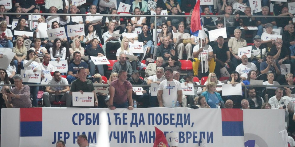 Aktivistkinja SNS napadnuta kod Mladenovca: Donela komšinici paket, a njen sin nasrnuo na nju: "Ako te još jednom vidim, ubiću te"