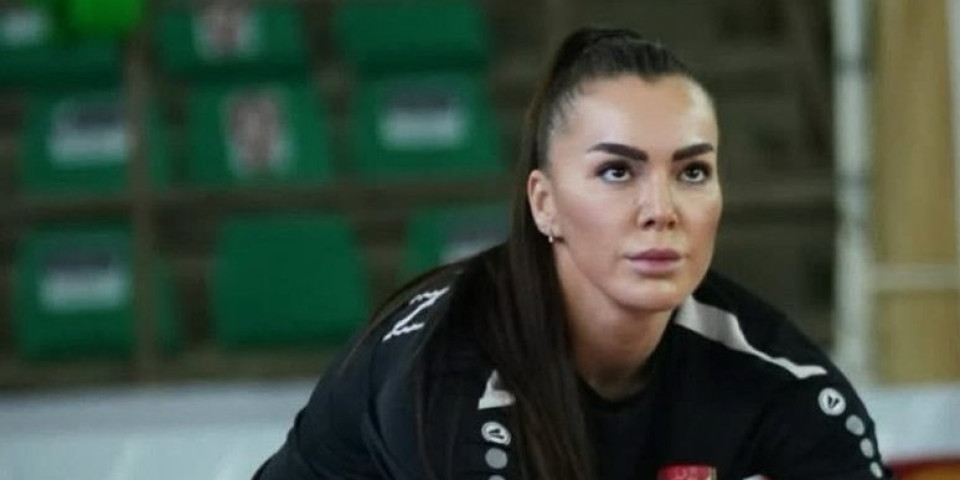 Keva "objašnjava" i na terenu i van njega!  Lepa odbojkašica igrala u 11 zemalja, a sad se vratila u Srbiju