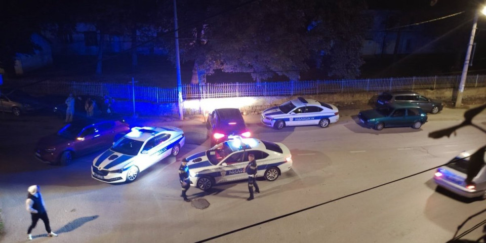 Uhapšeni bahati maloletnici u Vranju: Bežali od potere, pa se zakucali u policijski auto - Povređeno više službenika  (FOTO/VIDEO)