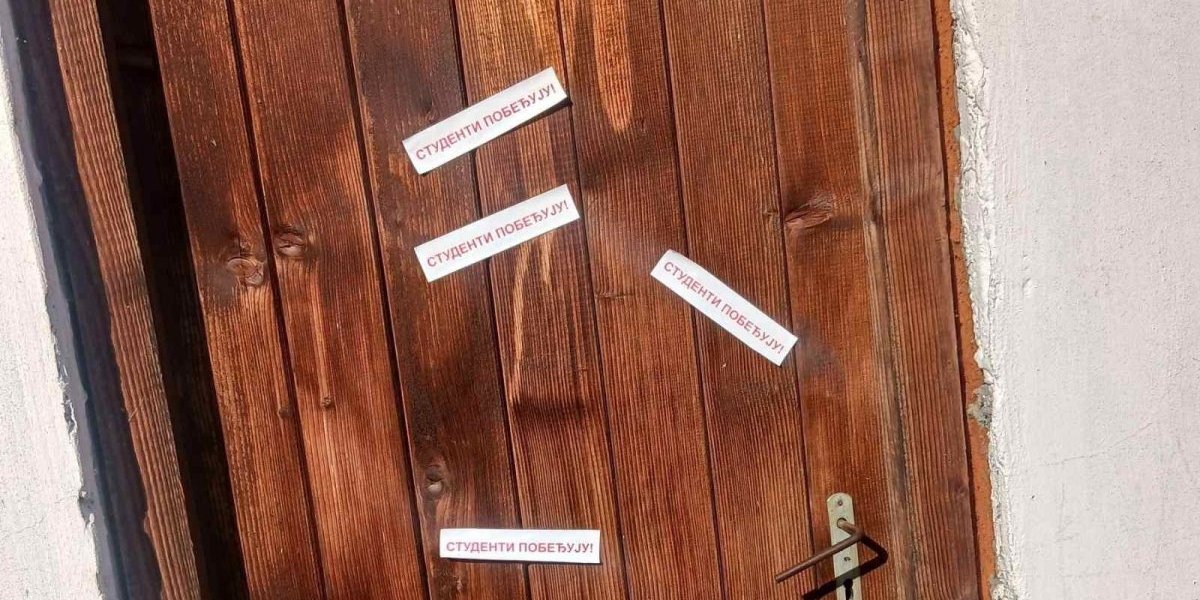 Crkvena porta, klupe, vrata i oluci oblepljeni blokaderskim nalepnicama