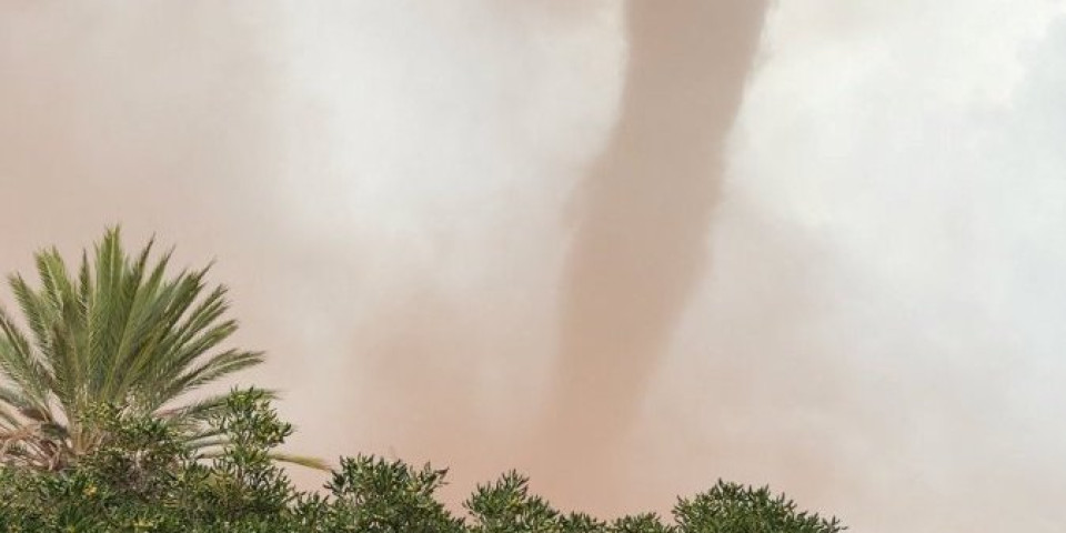 Strava usred Evrope: Tornado rušio kuće, bacao automobile, u jednom je bio par, bore im se za život! (FOTO/VIDEO)