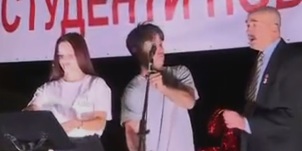 Skandal na blokaderskom skupu: Pogledajte šta se dogodilo na bini pa je N1 hitno morala da prekine prenos (VIDEO)