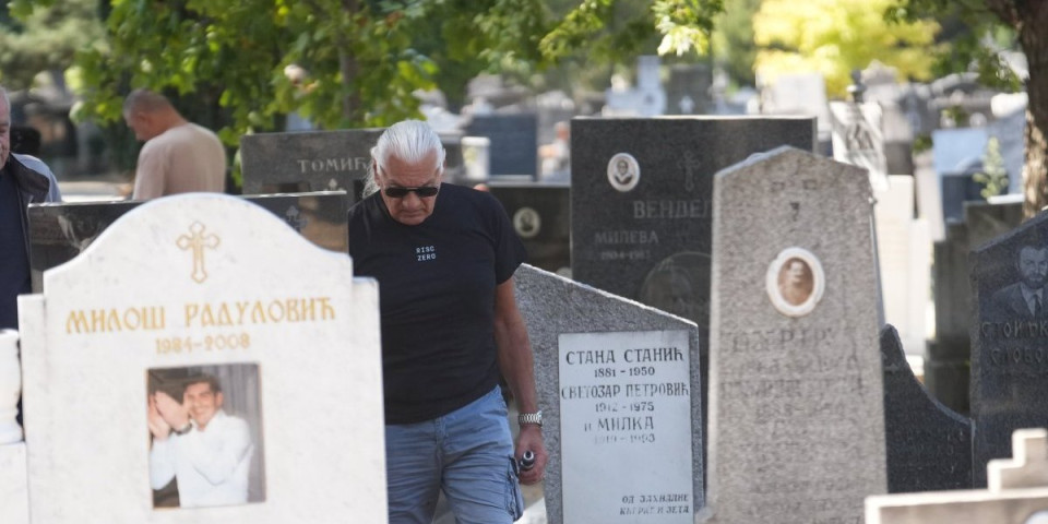 Sahranio celu porodicu! Moćnik sa estrade zavijen u crno: "Ostao sam sam"