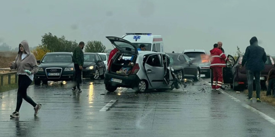 Stravična nesreća na putu Novi Sad-Zrenjanin: Automobil uništen u potpunosti - Delovi vozila rasuti po putu (FOTO)