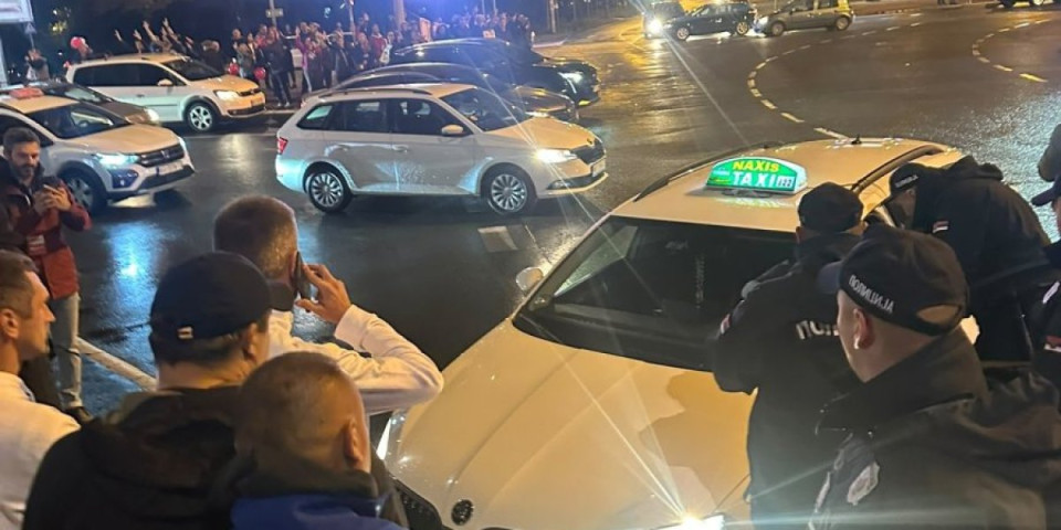 Užas na Novom Beogradu! Blokader se kolima zaleteo na pristalice SNS, policajcu pregazio nogu - A evo ko je još bio tamo (FOTO/VIDEO)