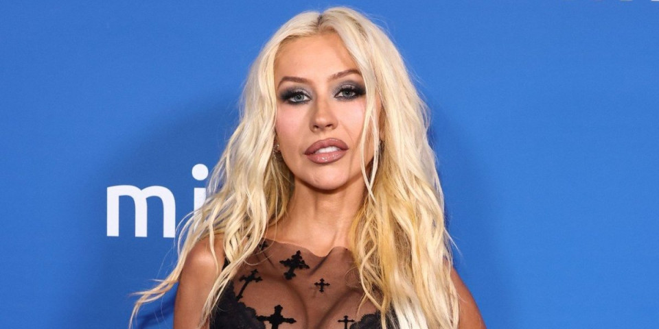 Kristina Agilera u halterima i donjem vešu: Pevačica zapalila crveni tepih - grmi kako izgleda (FOTO)