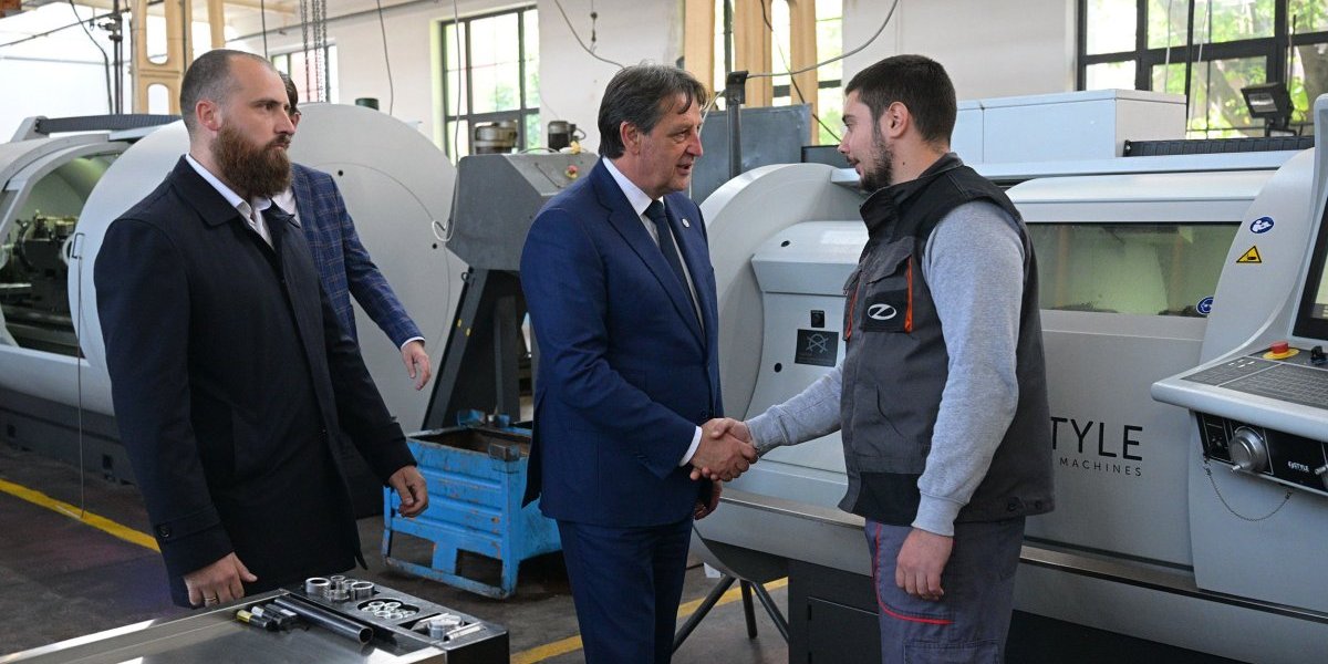 Ministar Gašić obišao fabrike Odbrambene industrije u Kragujevcu

