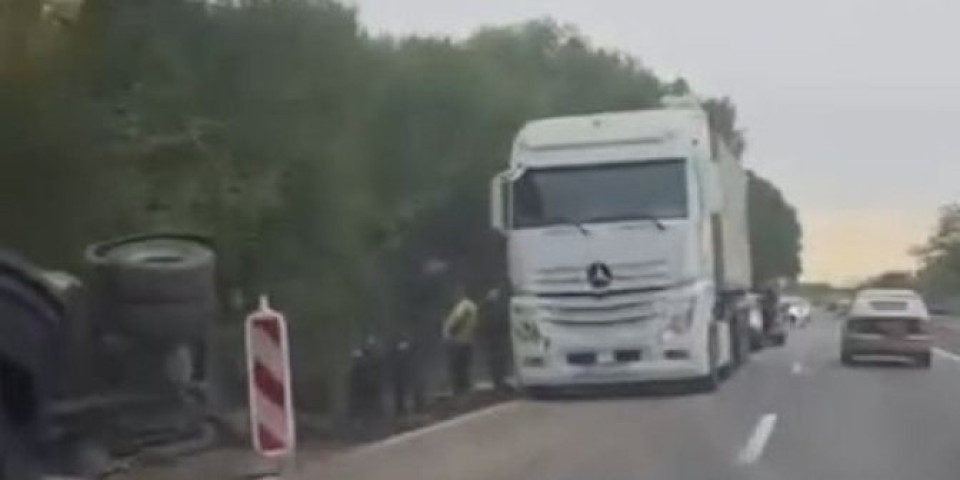 Prevrnuo se kamion između Crvenke i Kule! Teret se prosuo u kanalu - haos na putu (VIDEO)