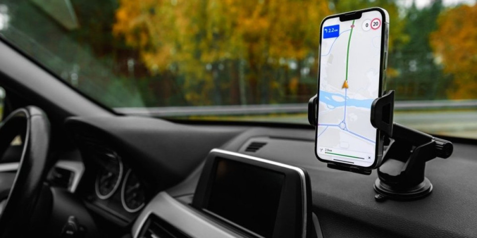 Vozači, obratite pažnju: Važno je gde držite telefon dok vozite, jedna navika uništava bateriju